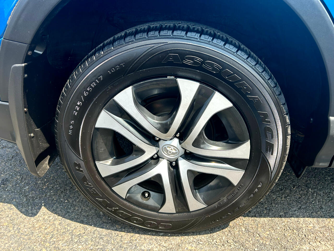 2017 Toyota RAV4 LE photo 8