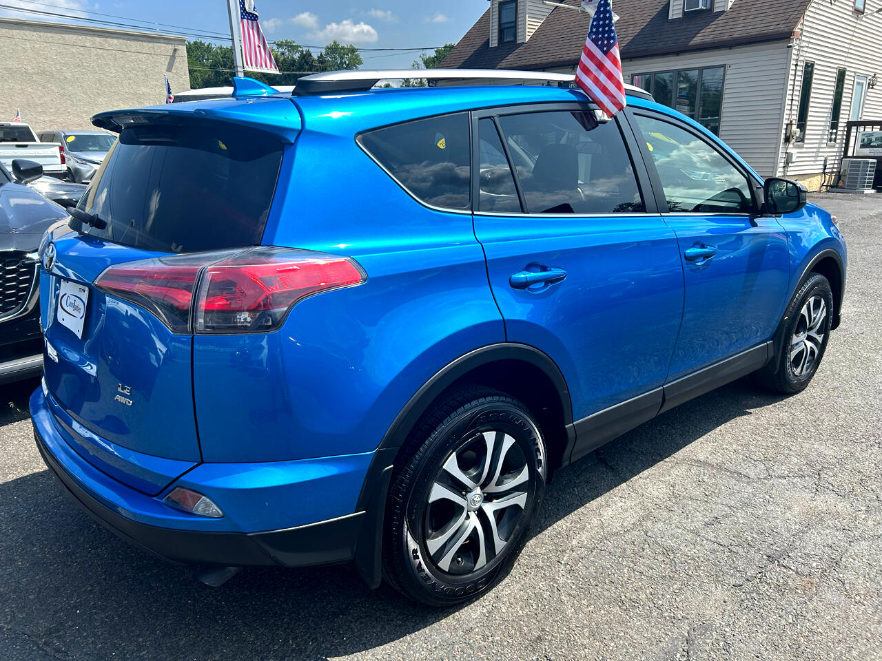 2017 Toyota RAV4 LE photo 9