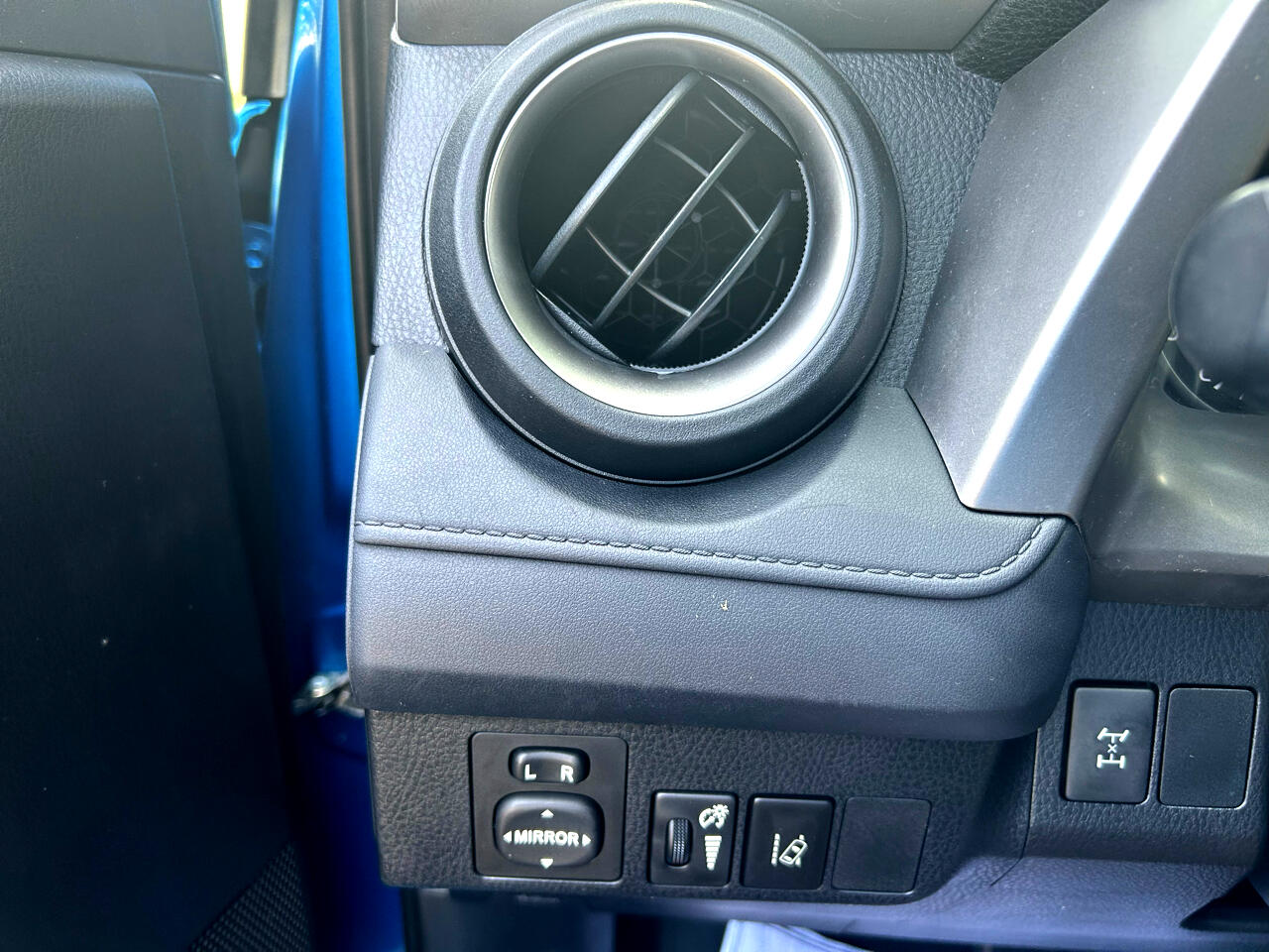 2017 Toyota RAV4 LE photo 18