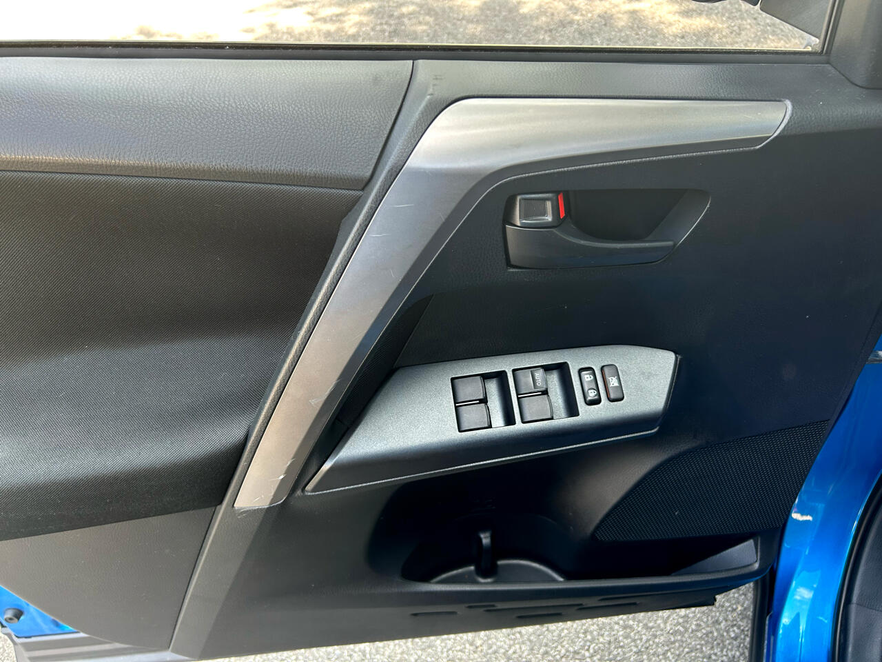 2017 Toyota RAV4 LE photo 21