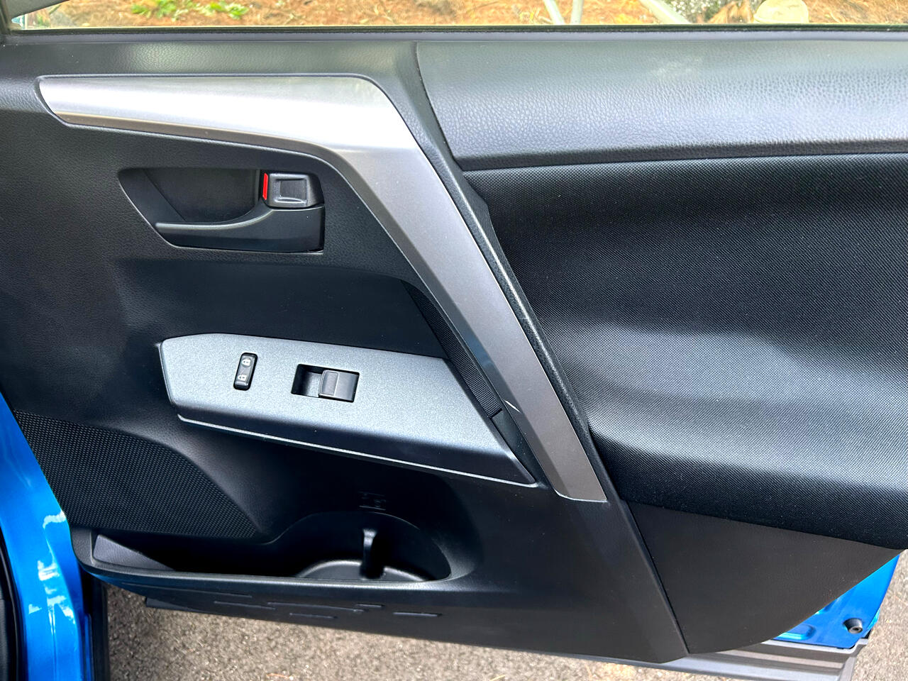 2017 Toyota RAV4 LE photo 24