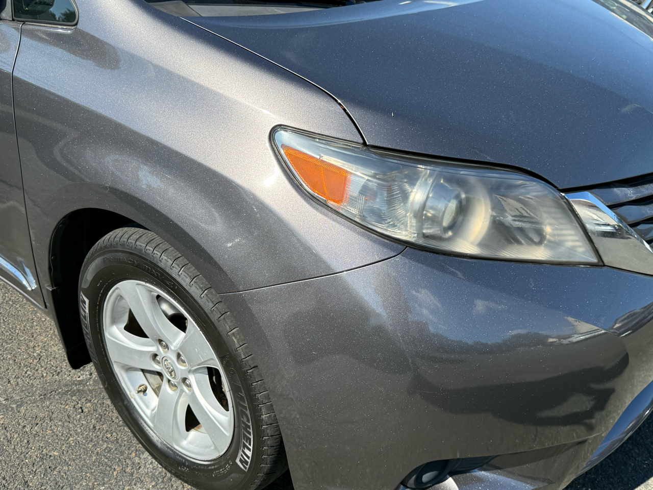 2017 Toyota Sienna LE photo 2