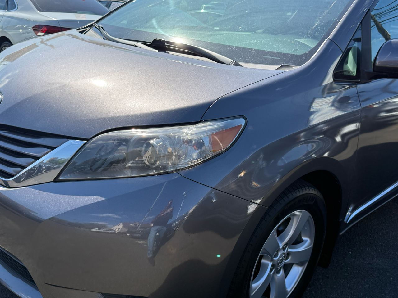 2017 Toyota Sienna LE photo 3