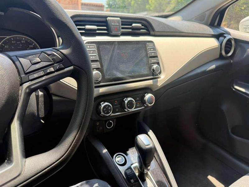 Nissan Versa  2021