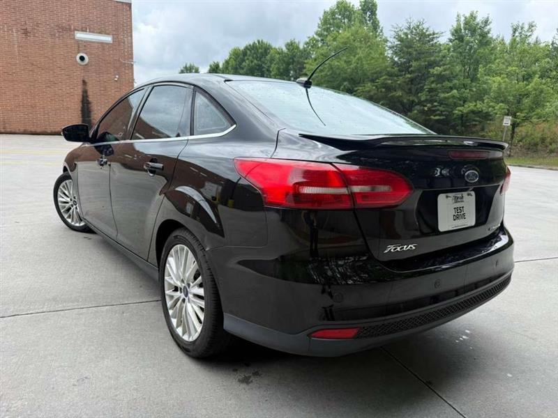 2017 Ford Focus Sedan Titanium's photo