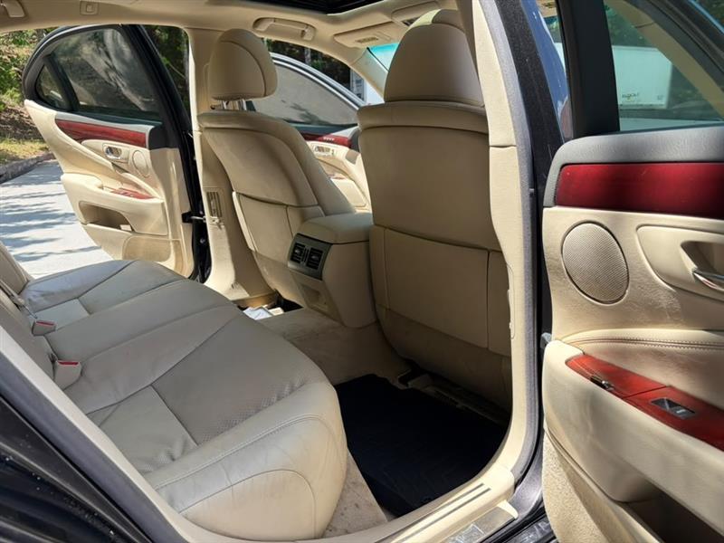 Lexus LS 460  2010