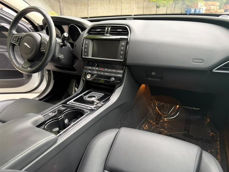Jaguar XE  2017