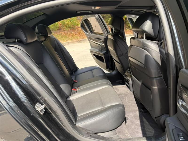 BMW 7-Series photo 8