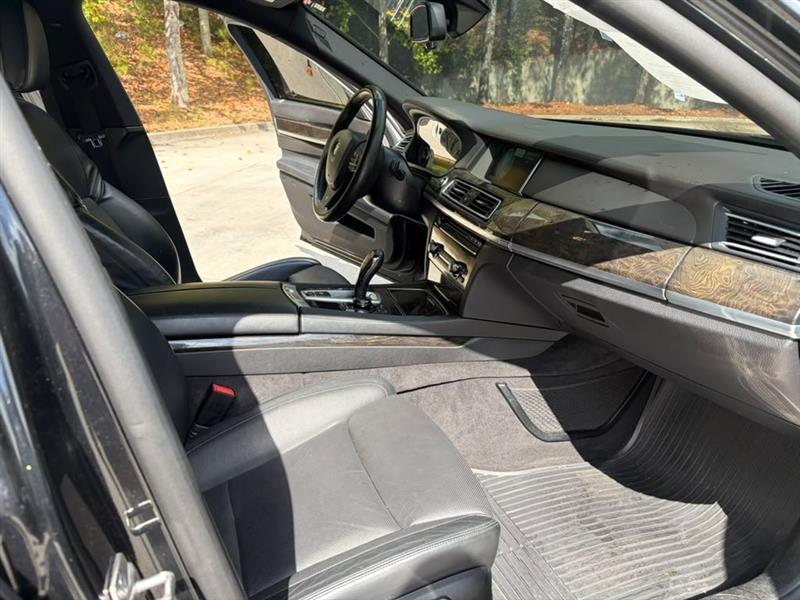 BMW 7-Series photo 9