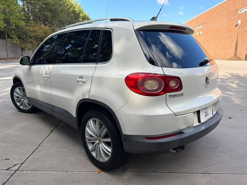 Volkswagen Tiguan  2011