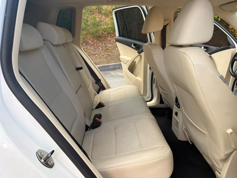 Volkswagen Tiguan  2011