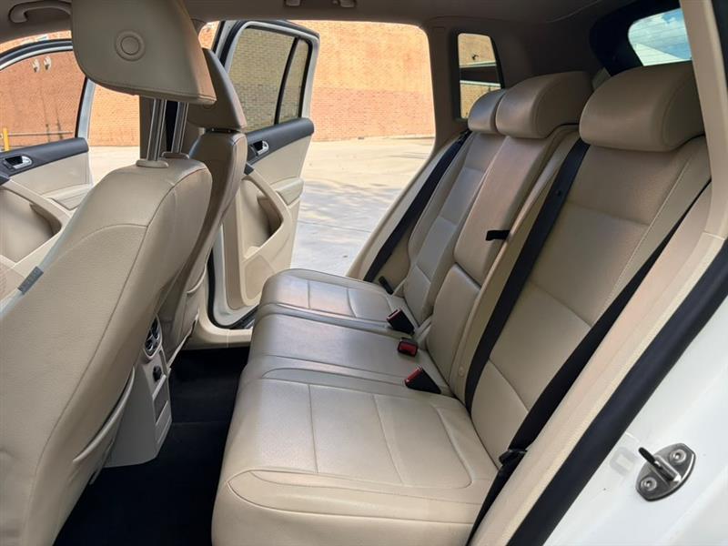 Volkswagen Tiguan  2011