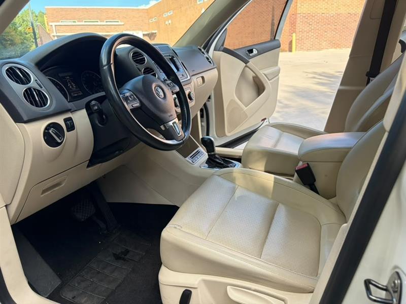 Volkswagen Tiguan  2011