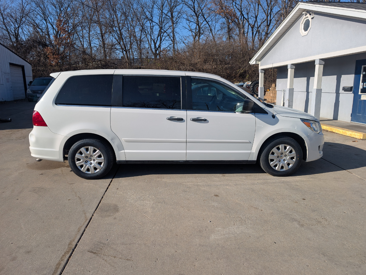 Volkswagen Routan S 2011