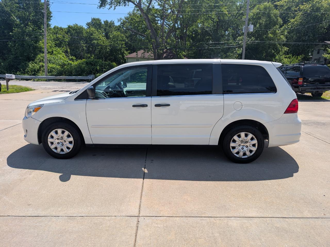 Volkswagen Routan S 2011