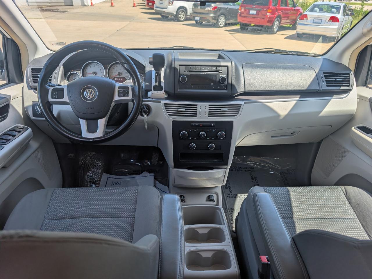 Volkswagen Routan S 2011