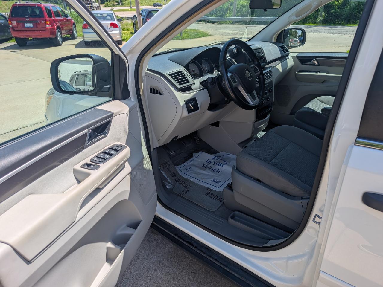 Volkswagen Routan S 2011