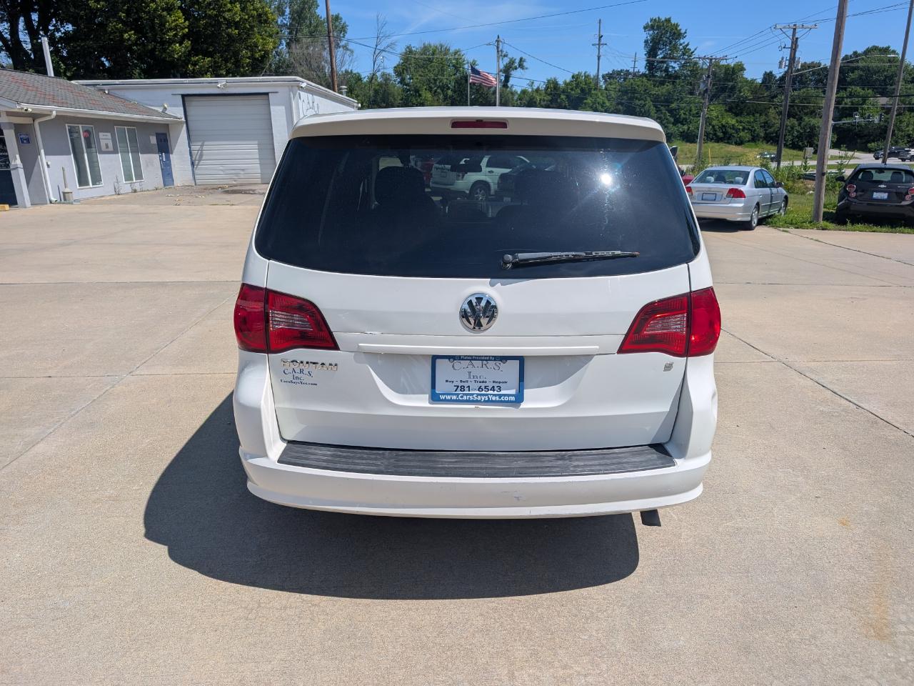 Volkswagen Routan S 2011