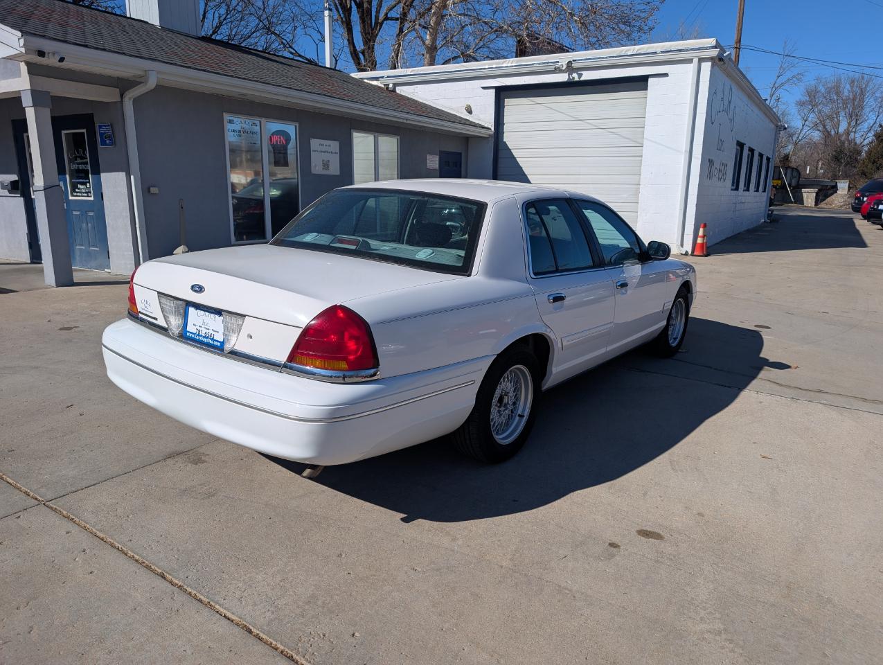 Ford Crown Victoria LX 2000