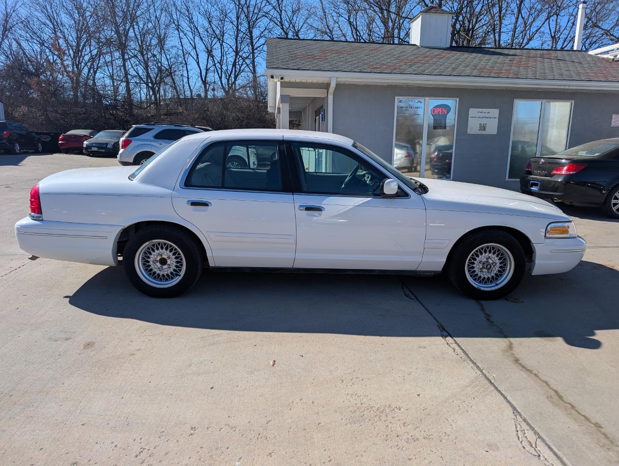 Ford Crown Victoria LX 2000