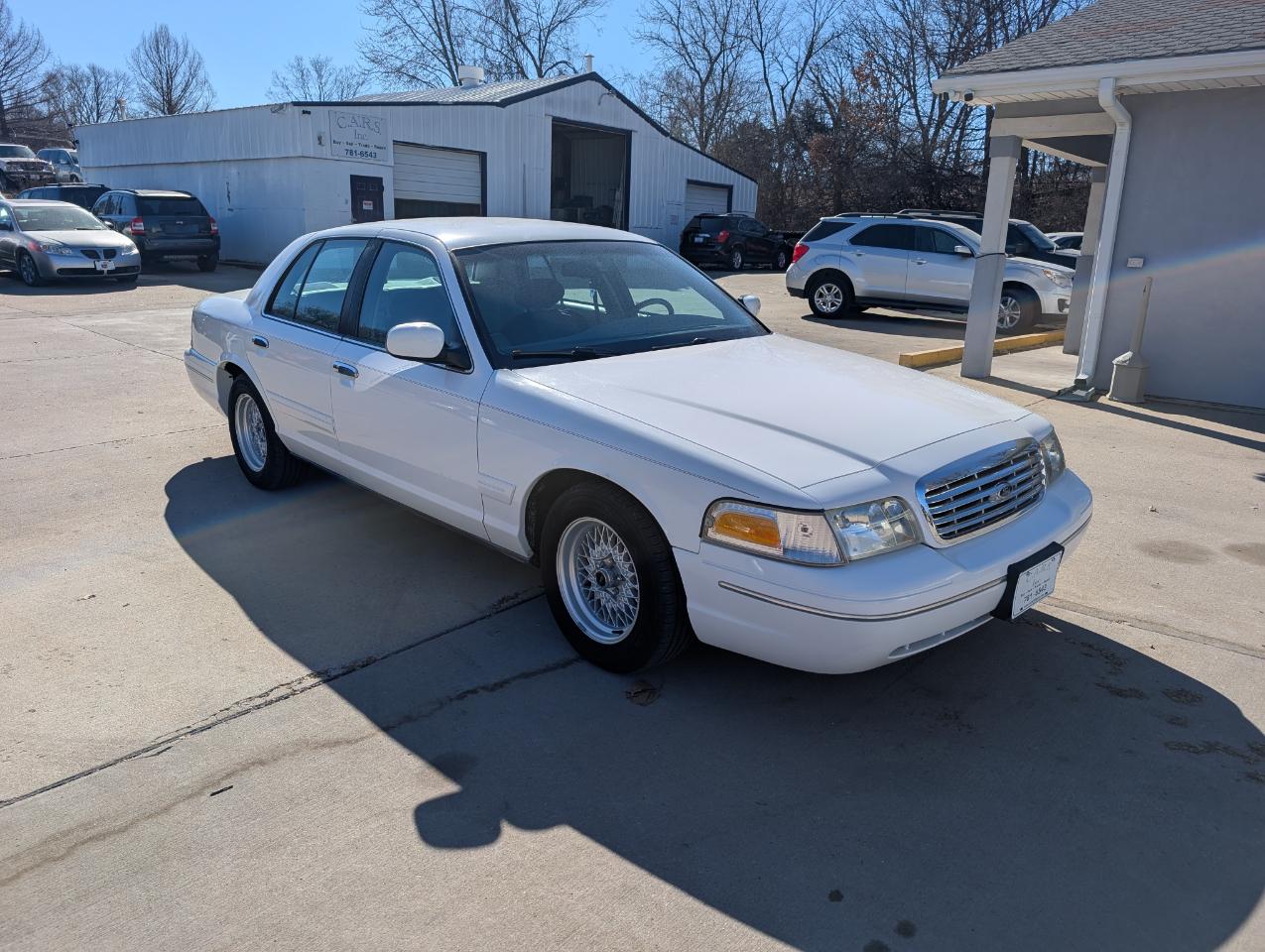 Ford Crown Victoria LX 2000