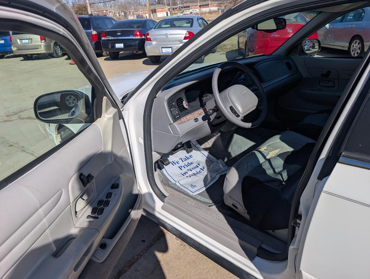 Ford Crown Victoria LX 2000