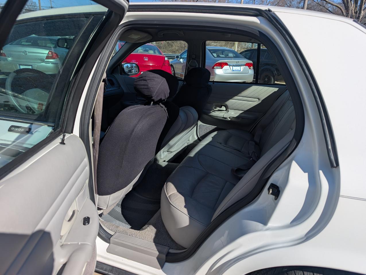 Ford Crown Victoria LX 2000