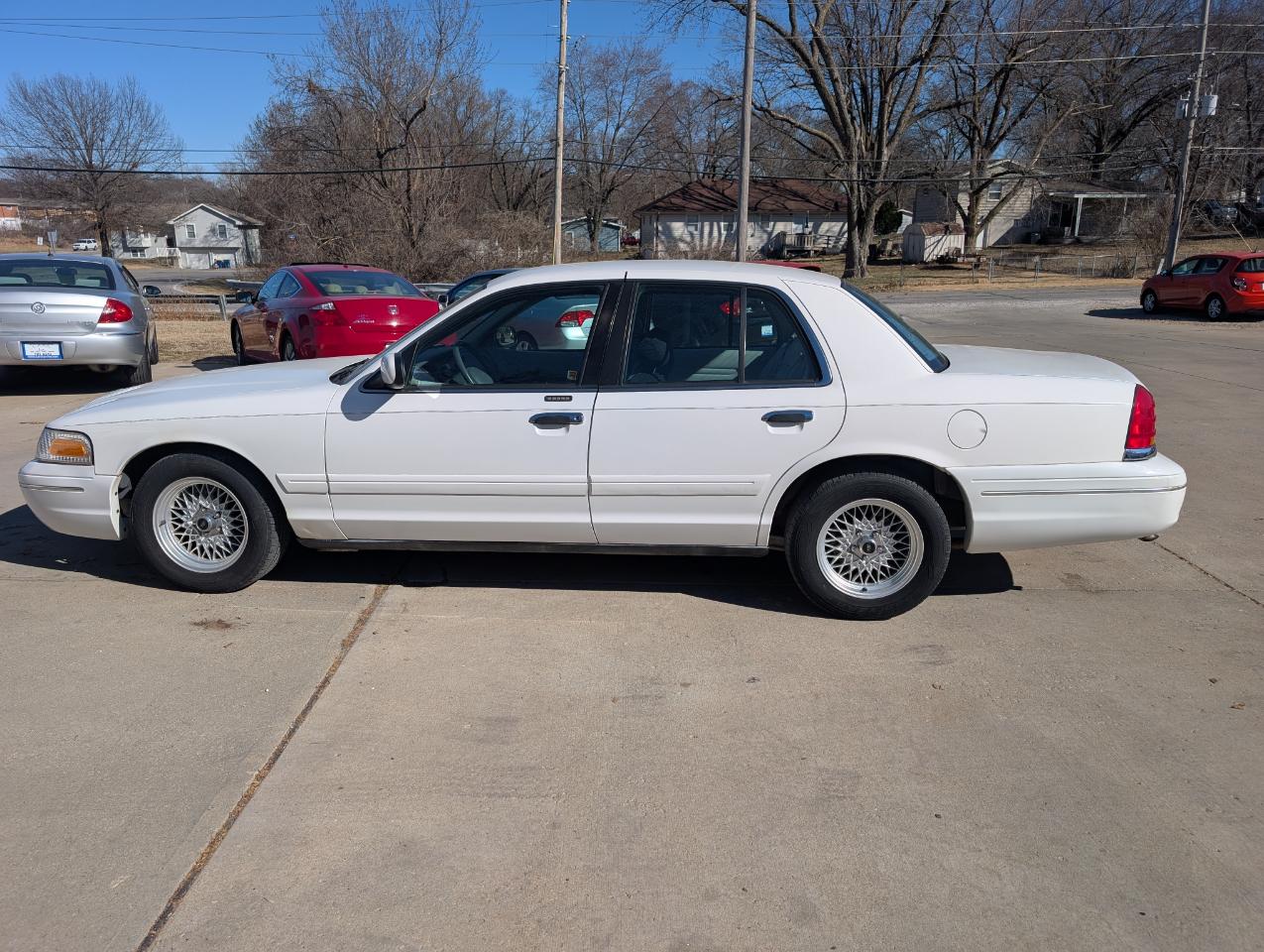 Ford Crown Victoria LX 2000