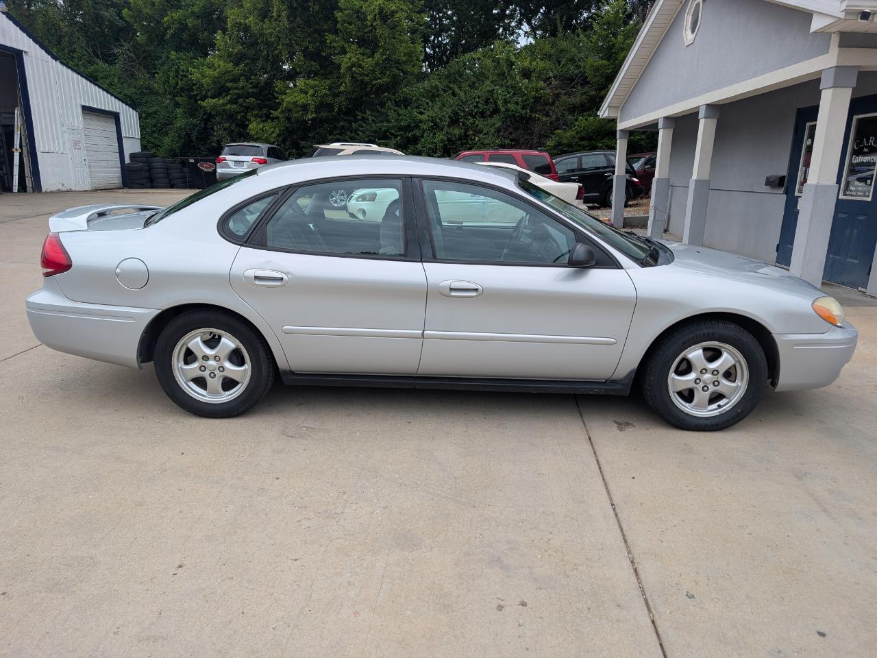 Ford Taurus SE 2005