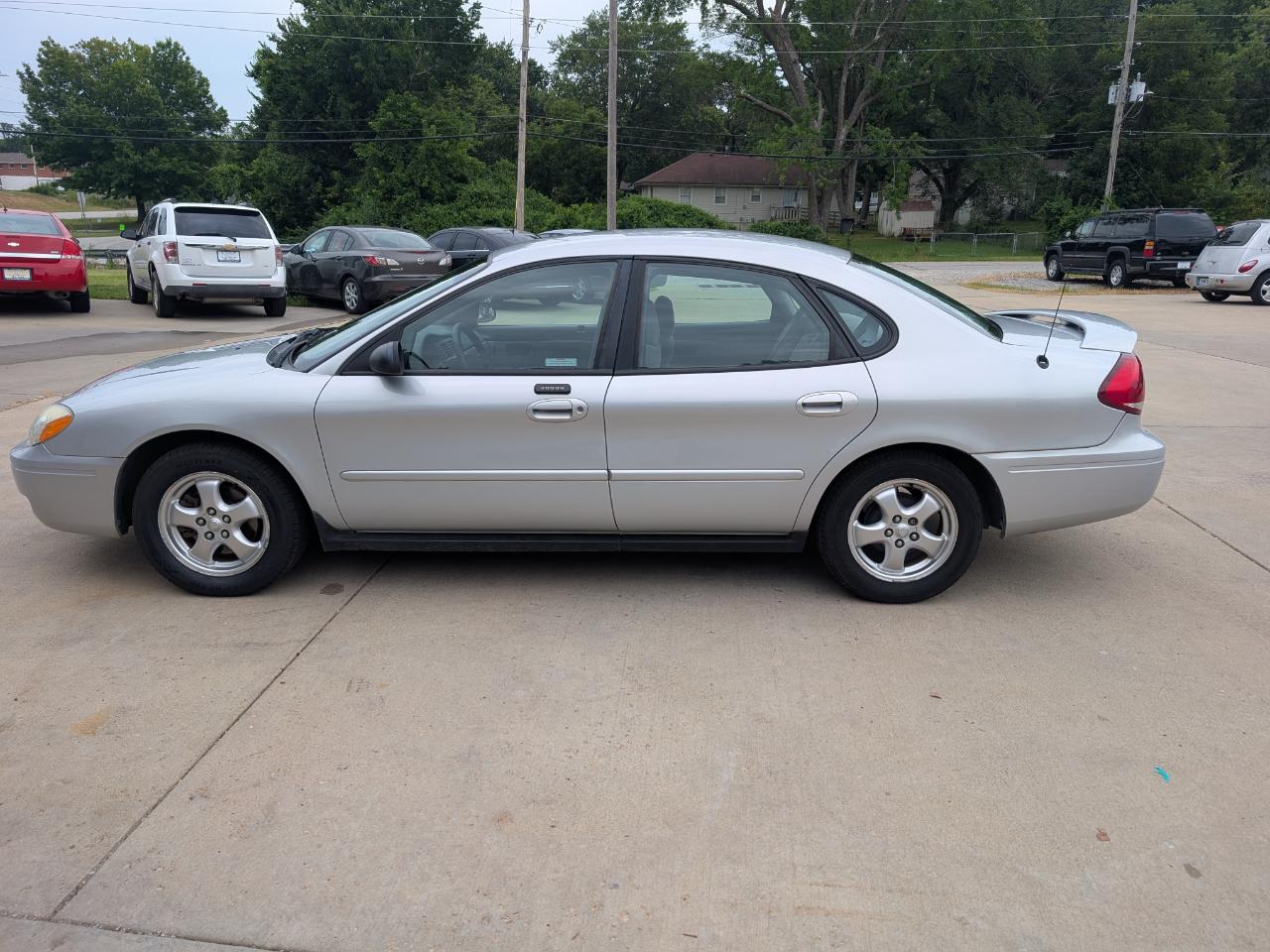 Ford Taurus SE 2005