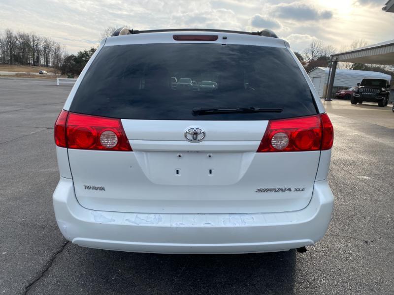 Toyota Sienna XLE FWD 2009