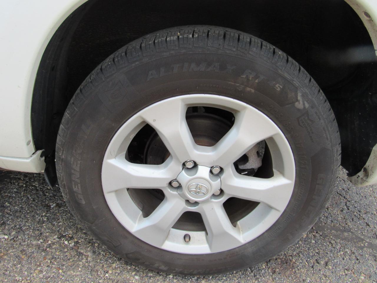 Toyota RAV4 4WD 4dr I4 Limited (Natl) 2012