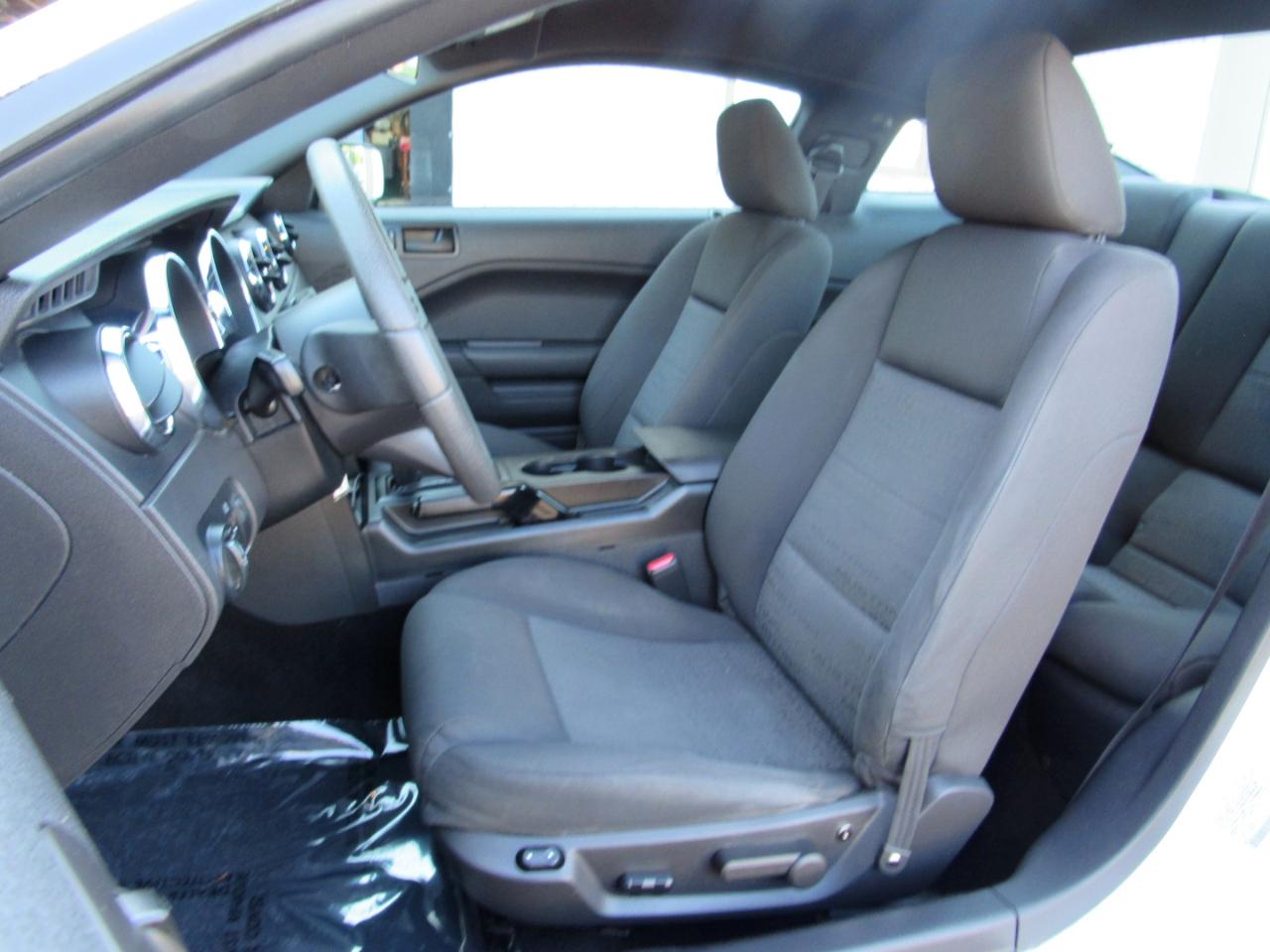 Ford Mustang 2dr Cpe Deluxe 2005