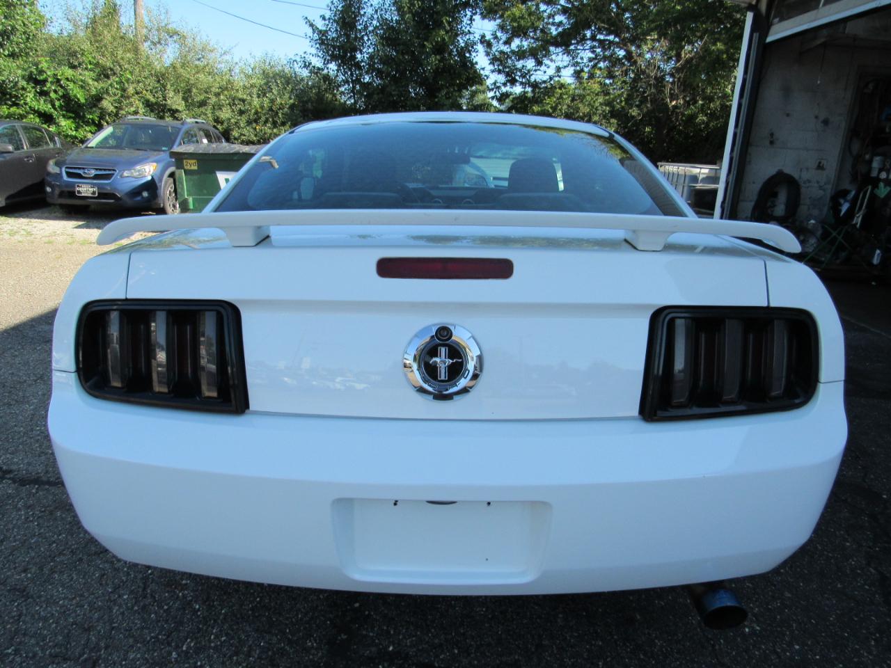 Ford Mustang 2dr Cpe Deluxe 2005