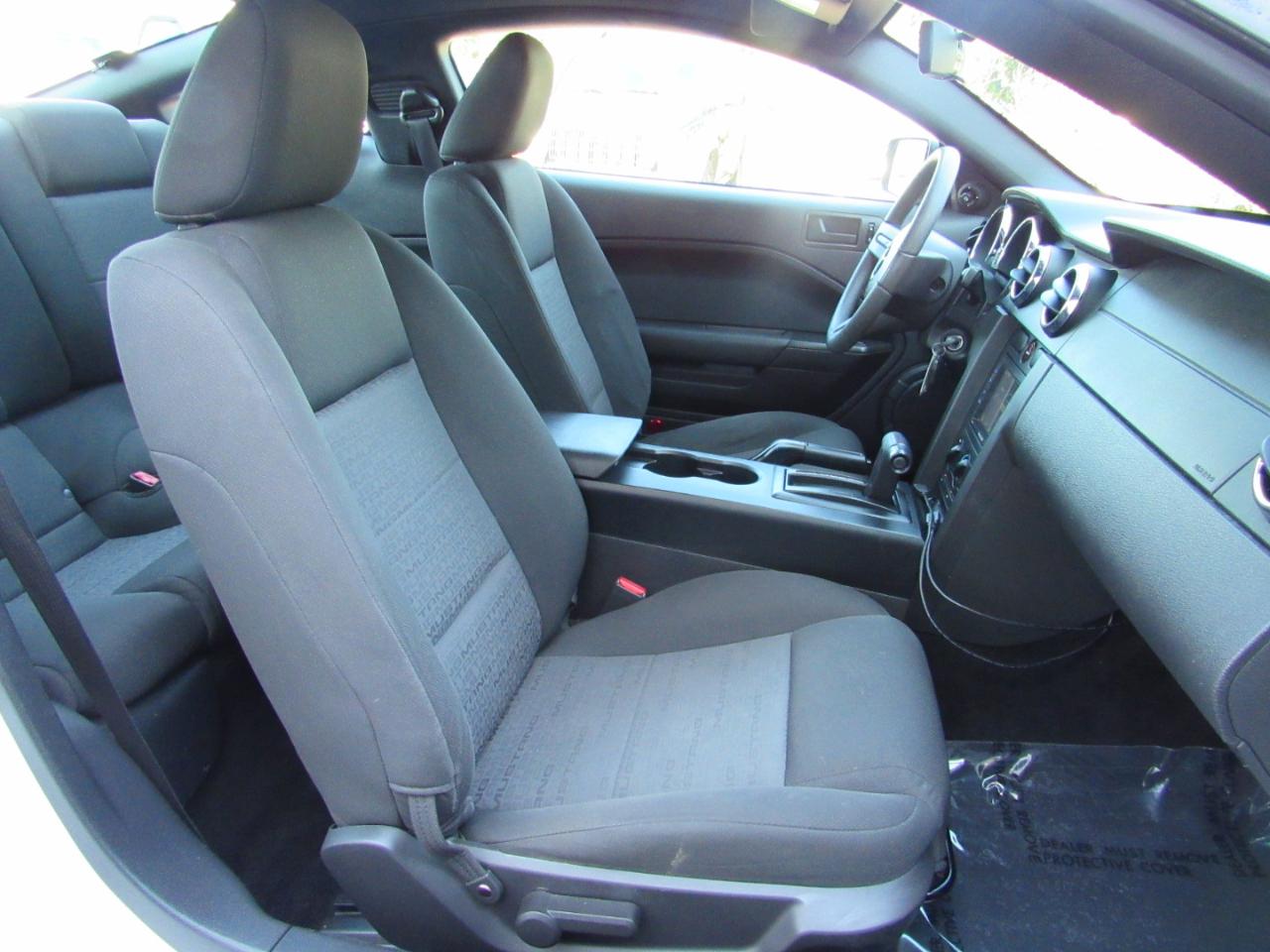 Ford Mustang 2dr Cpe Deluxe 2005
