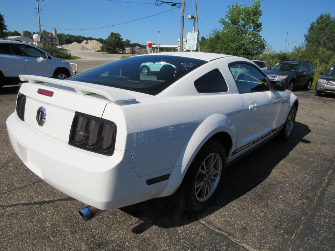 Ford Mustang 2dr Cpe Deluxe 2005