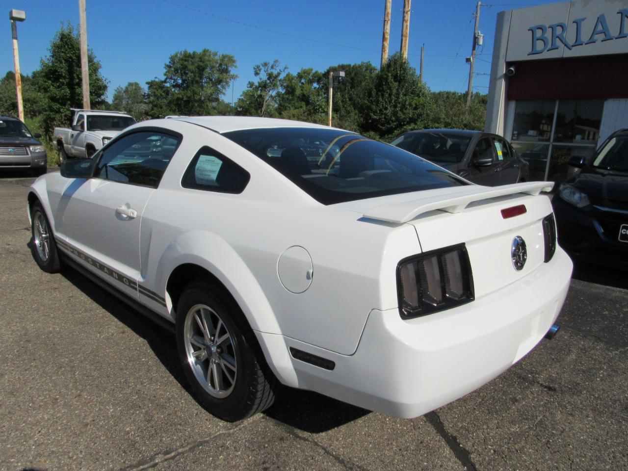 Ford Mustang 2dr Cpe Deluxe 2005