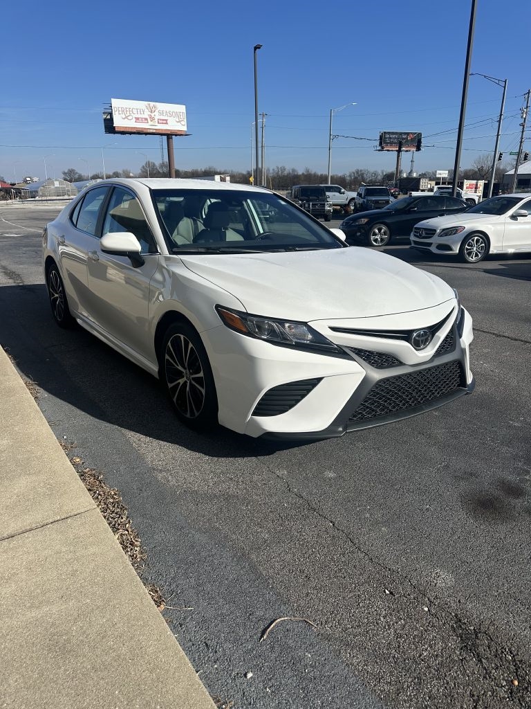 Toyota Camry SE 2020