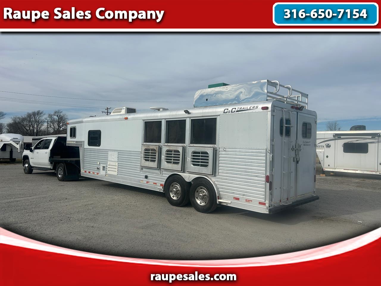 2003 C & C Trailers Horse Trailer 3 Horse 11.5' Shortwall - 4.0 Onan Gen