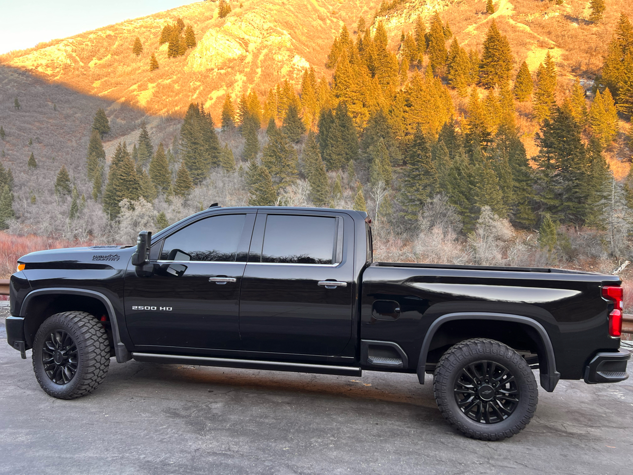 Chevrolet Silverado 2500HD 4WD Crew Cab 159" High Country 2023