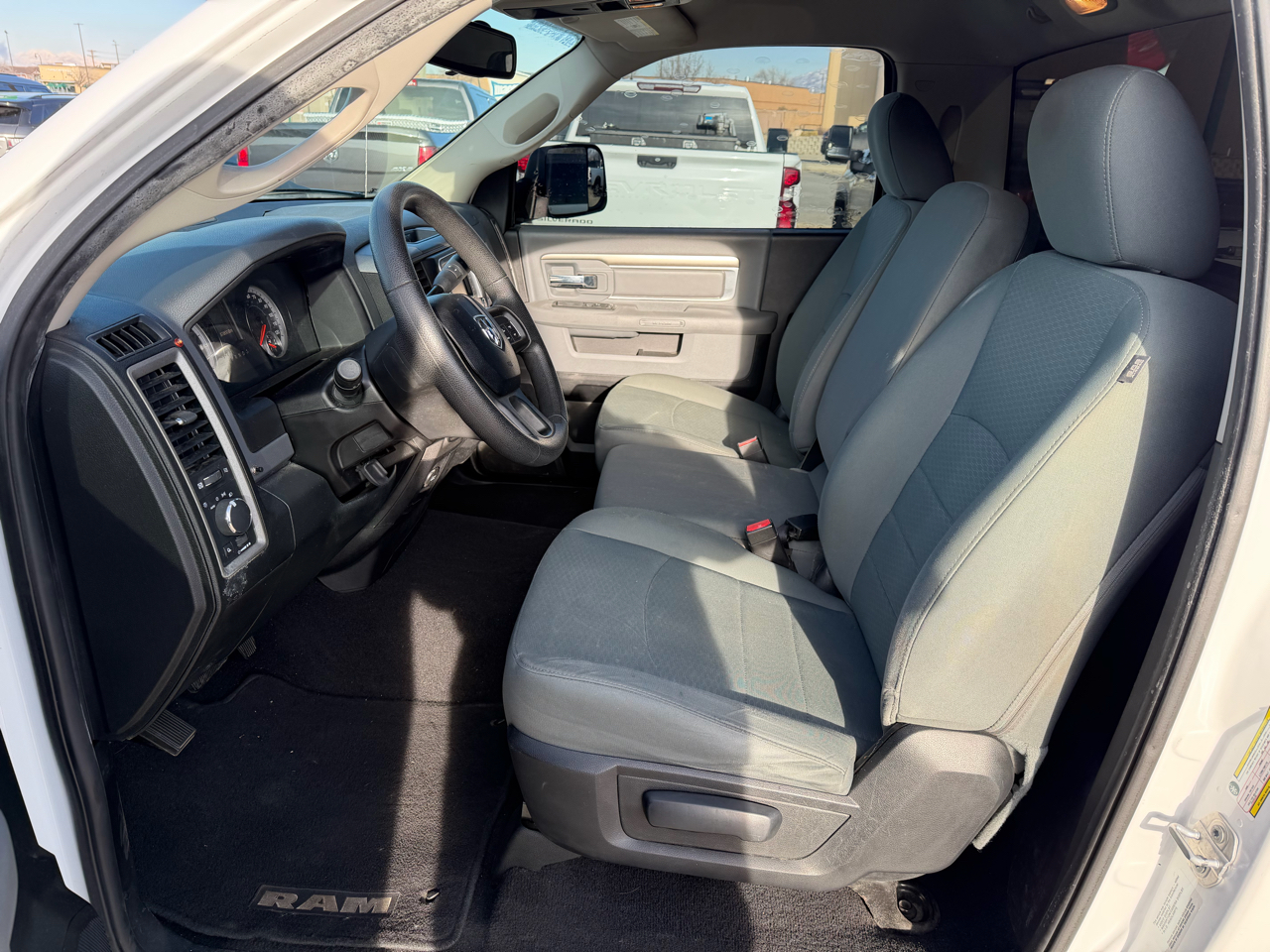 RAM 1500 4WD Reg Cab 140.5" Tradesman 2015