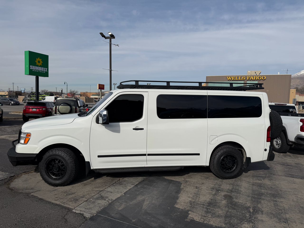 Nissan NV Passenger V8 SL 2017