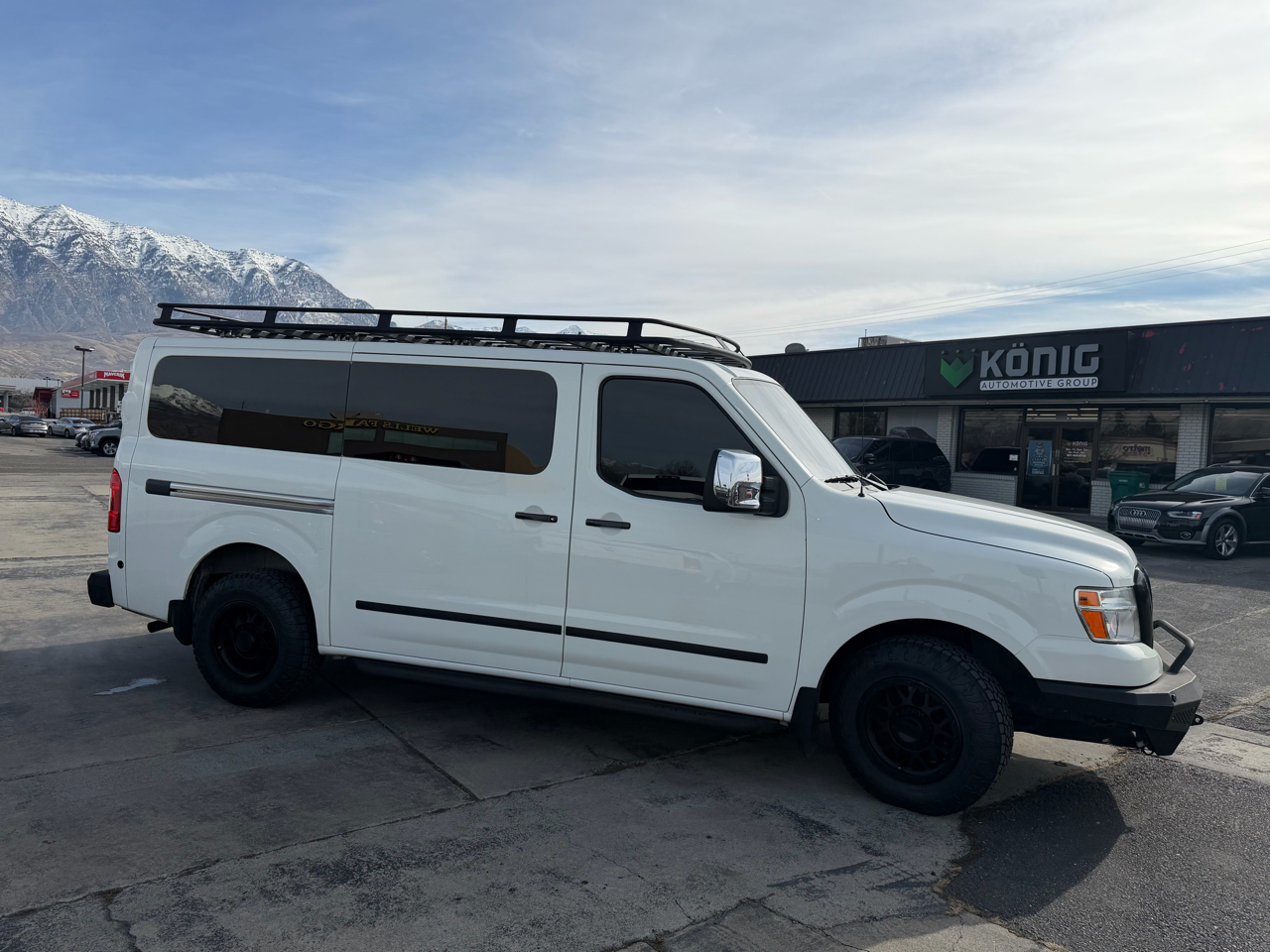 Nissan NV Passenger V8 SL 2017