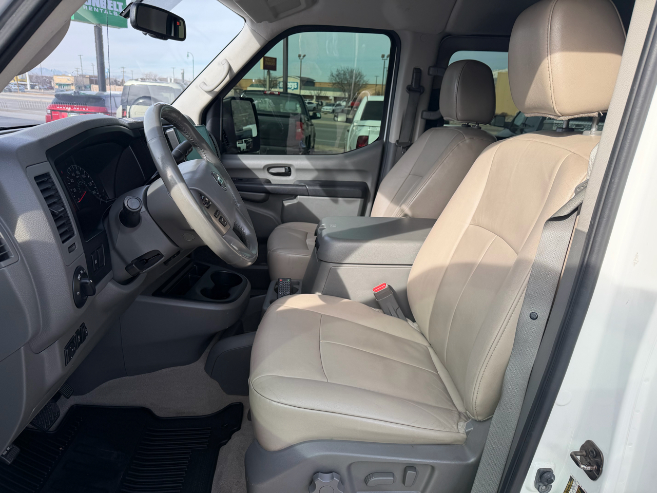 Nissan NV Passenger V8 SL 2017