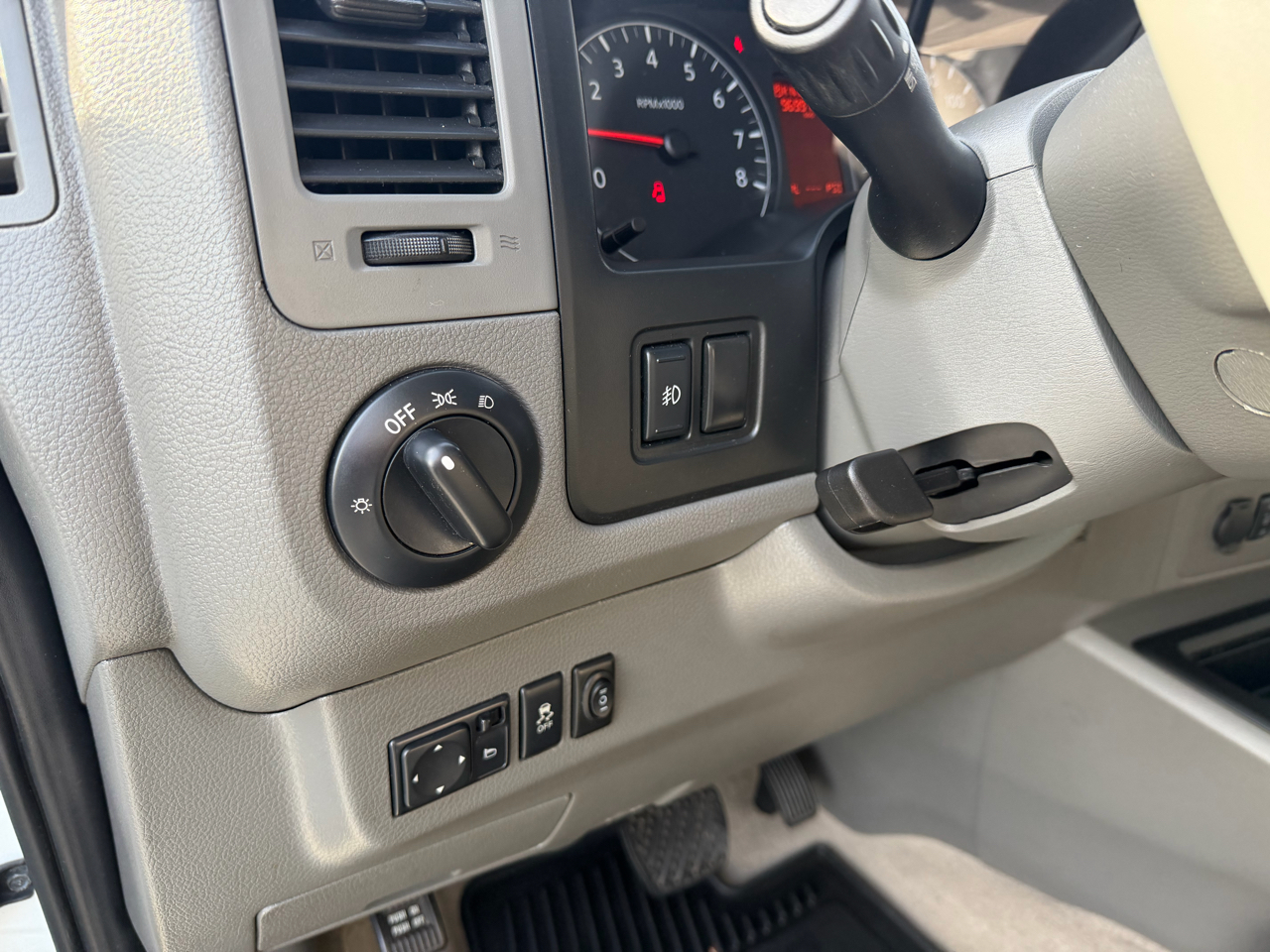 Nissan NV Passenger V8 SL 2017