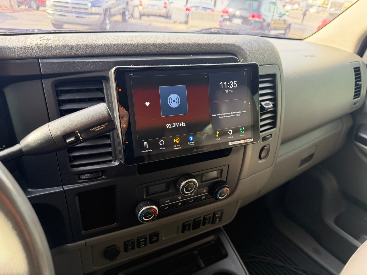 Nissan NV Passenger V8 SL 2017