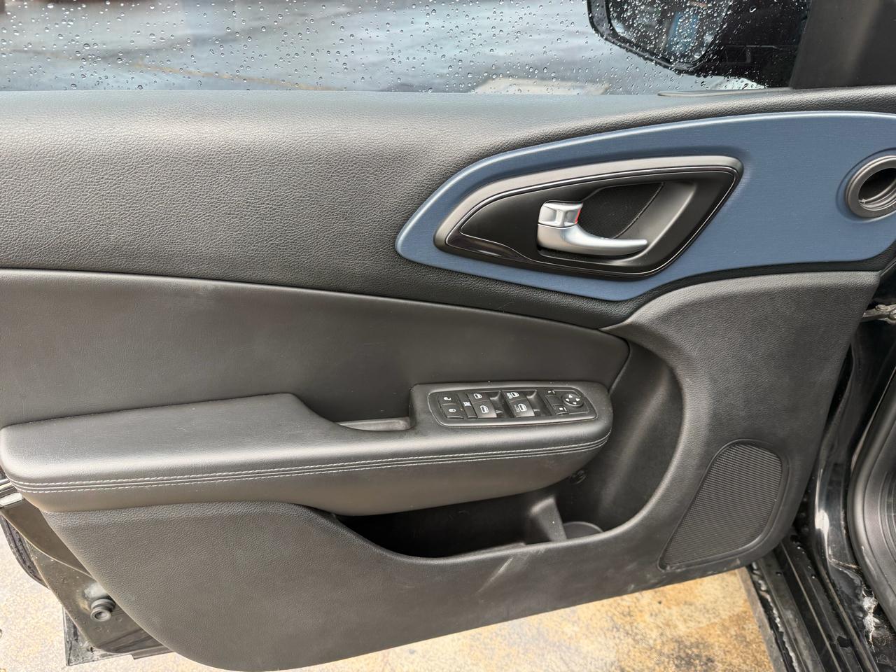 Chrysler 200 4dr Sdn S AWD 2016