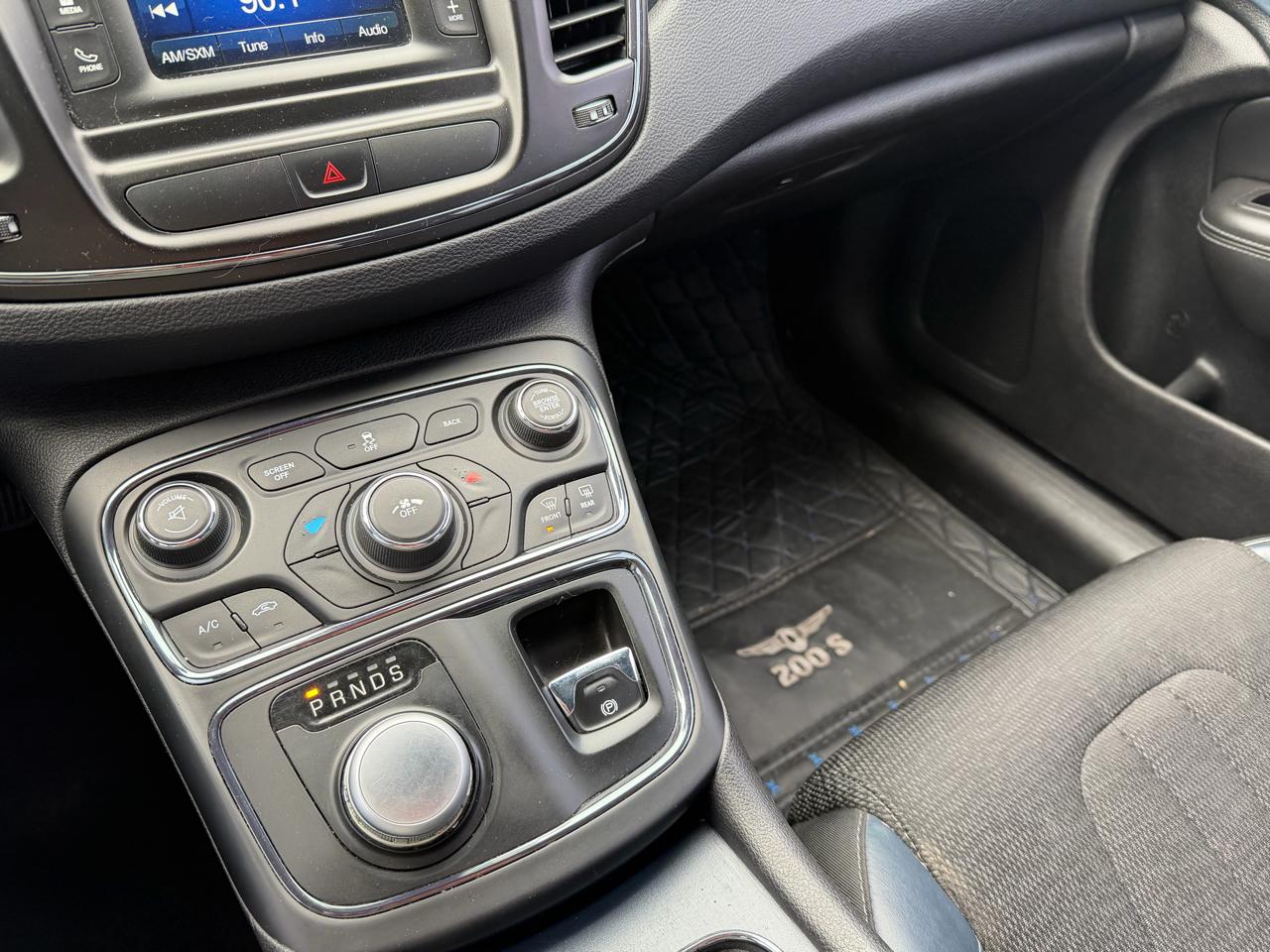 Chrysler 200 4dr Sdn S AWD 2016