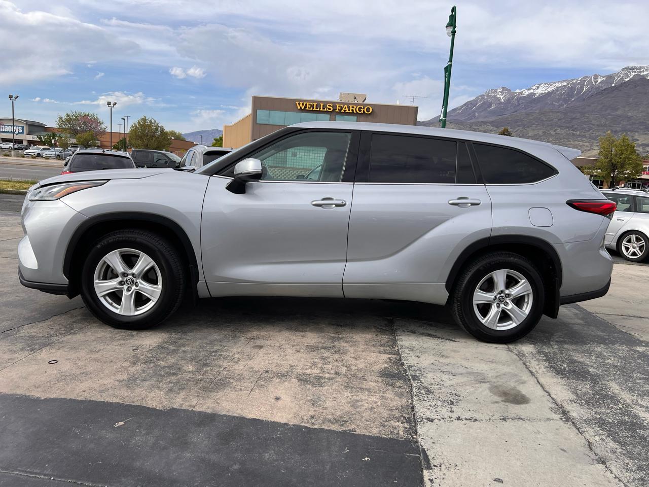 Toyota Highlander LE AWD (Natl) 2021