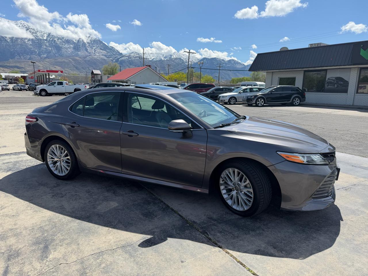 Toyota Camry Hybrid XLE CVT (Natl) 2020